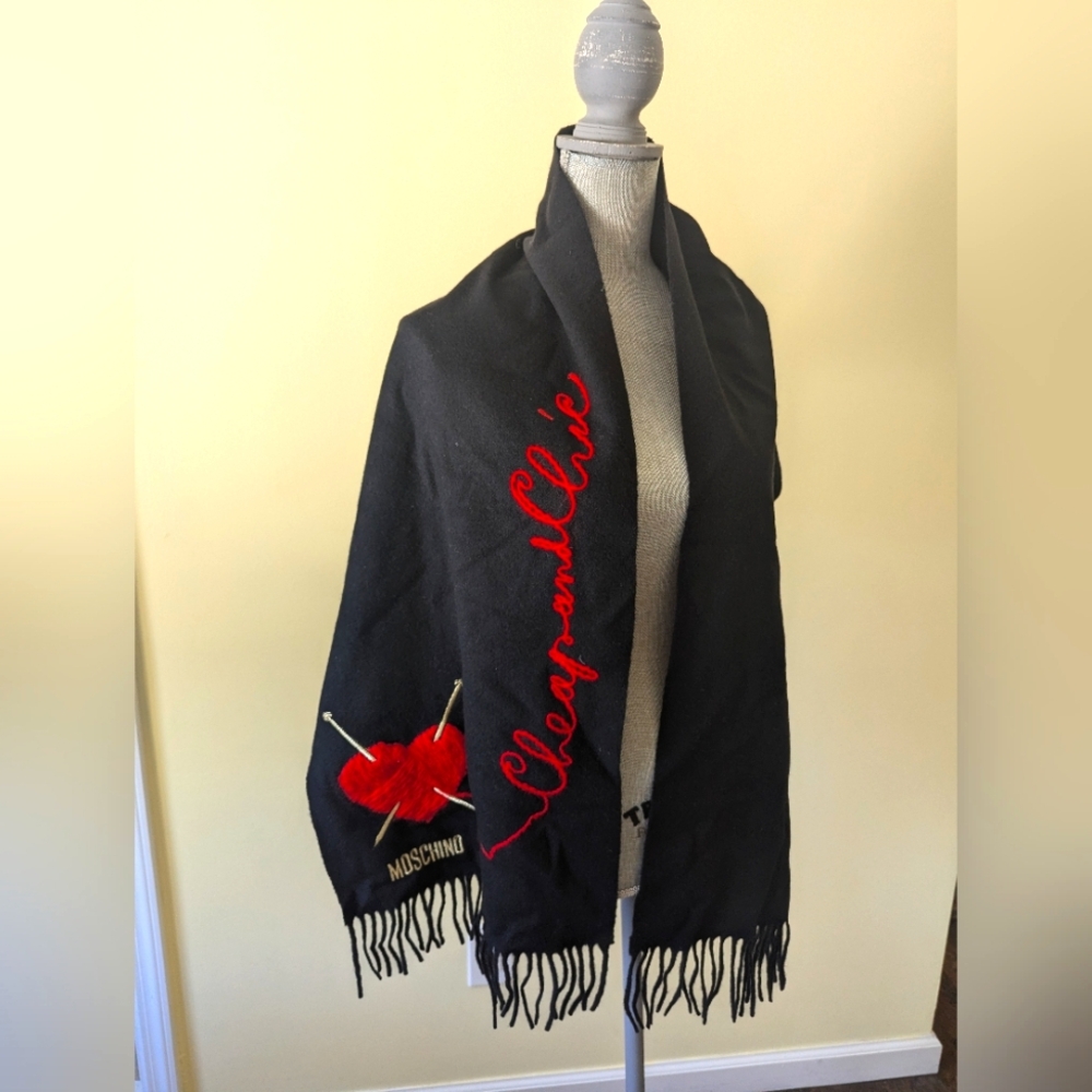 Moschino wool scarf 🧣